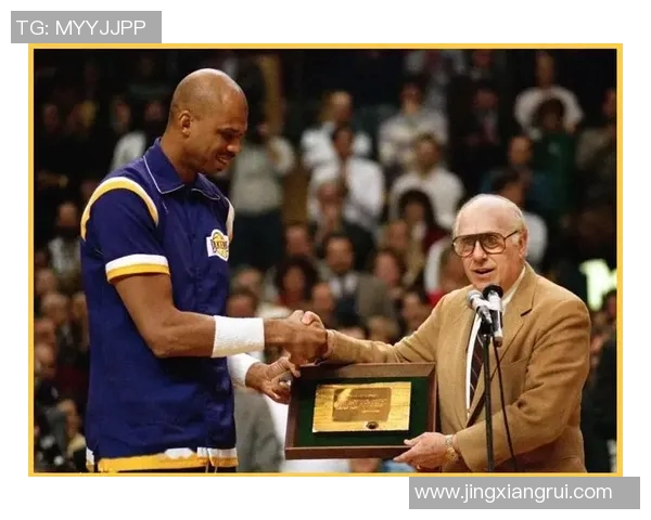 NBA中锋明星的辉煌历程与传奇瞬间解析 NBA中锋明星的辉煌历程与传奇瞬间解析